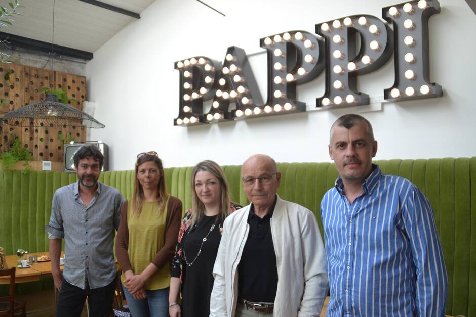 De gauche à droite, Lionel Leparoux, (restaurant le Pappi) Leslie Coïc (CCPBS), Céline Laurent et François Bernardelli (Navette de Cornouaille) et Frédéric Baron (restaurant le Pappi). | Photo OUEST-FRANCE