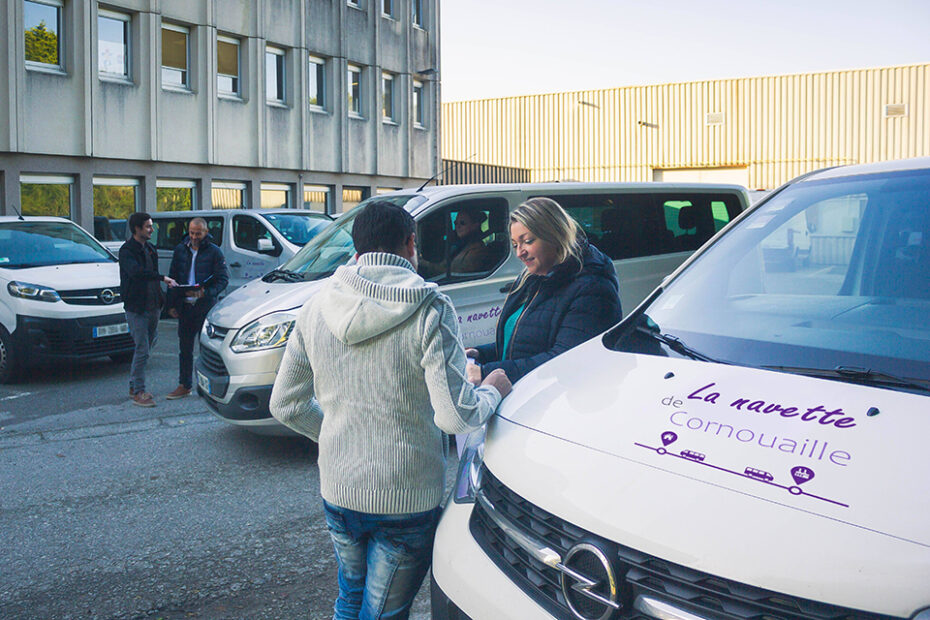 Céline Laurent ( à droite sur la photo ) donne les feuilles de route aux chauffeurs La Navette de Cornouaille.