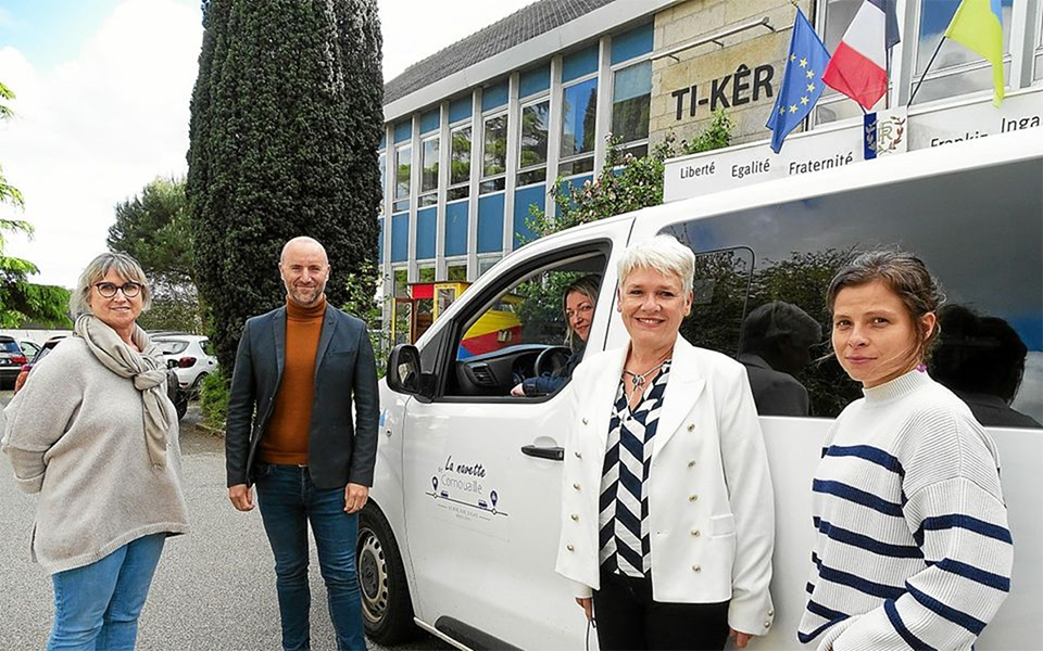 De gauche à droite, Françoise Gourlaouen, directrice, Thomas Férec, maire ; Valérie Leducq, adjointe à la vie sociale, et Virginie Cariou, référente au CCAS. Photo du télégramme