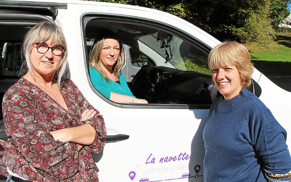 De gauche à droite, Françoise Gourlaouen, directrice de l’association Navette de Cornouaille, Céline Laurent gestionnaire de transport et Sophie Delapierre conductrice. (Le Télégramme/Olivier Scaglia)